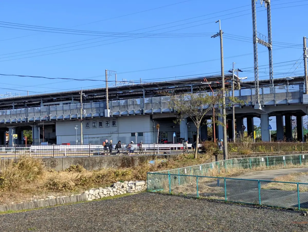 路上的小学生还对我们说了一句空你起哇