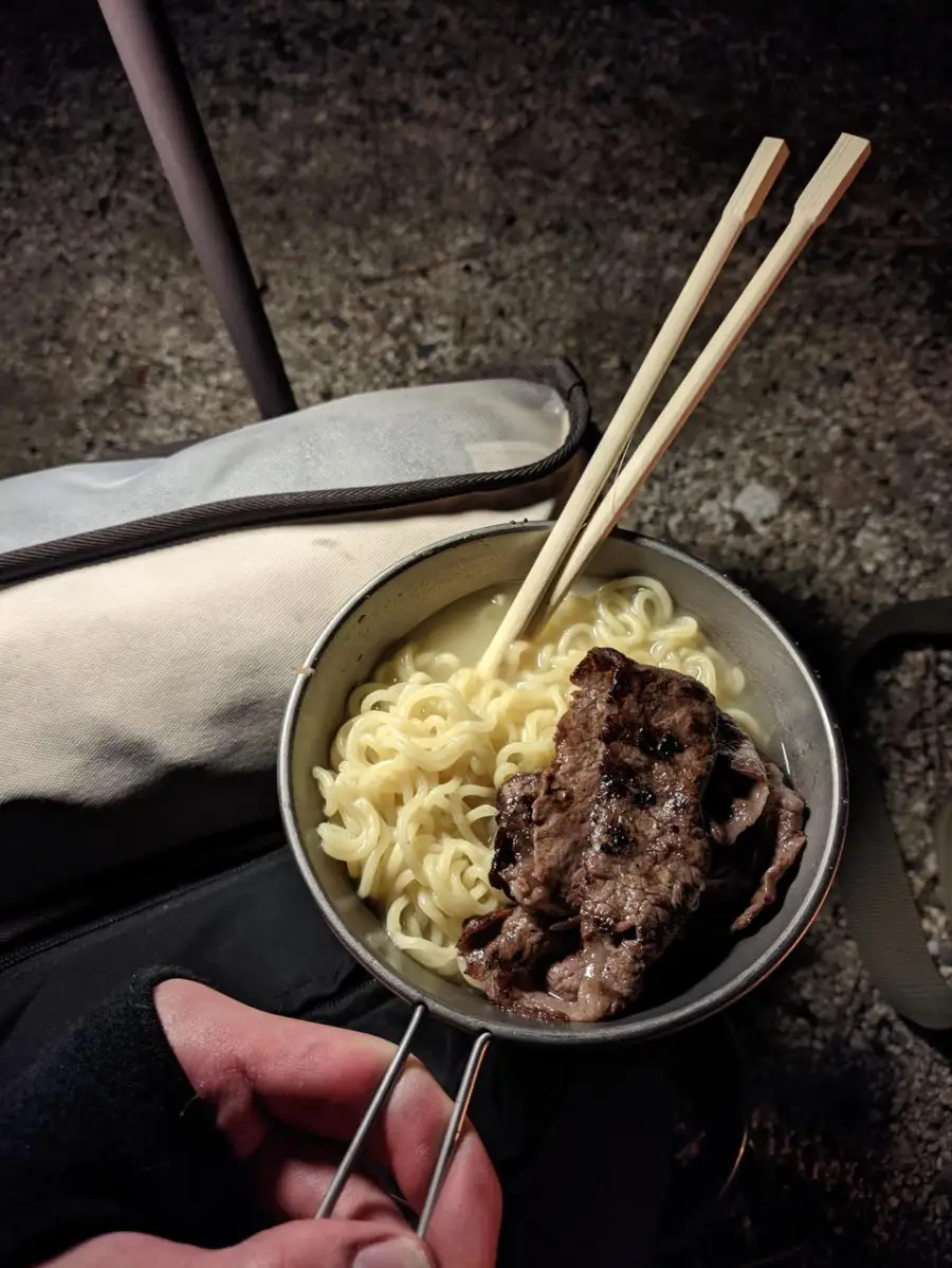 理论上我不应该烤焦的 但是也很好吃 在这吃啥我都觉得好吃 因为是露营