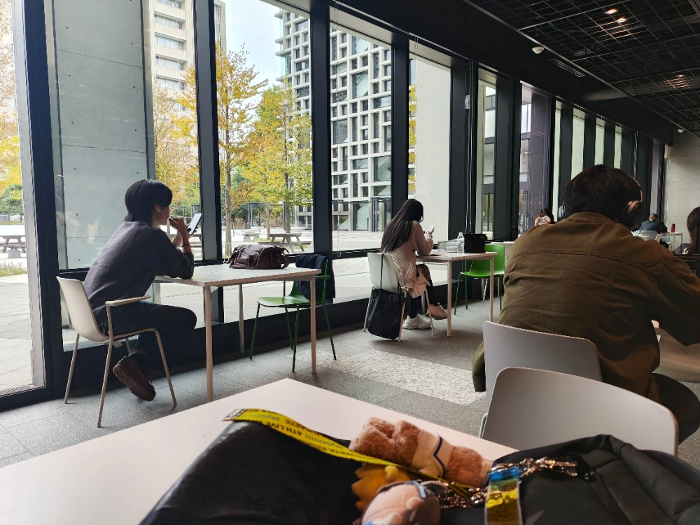 正在自习区域等待朋友的我